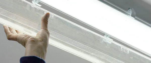 Mann installiert eine Wannenleuchte